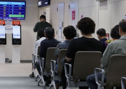 2072년 건보료, 월급 4분의 1 낼 수도…장기요양 부담은 더 심각