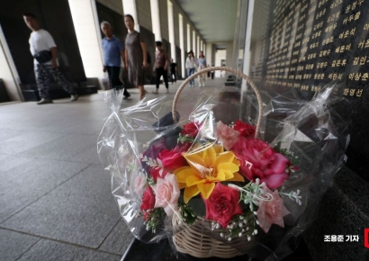 [포토] 추모 꽃 놓인 6.25 전사자명비