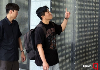 [포토] 6.25전쟁, 전사자 추모하는 시민