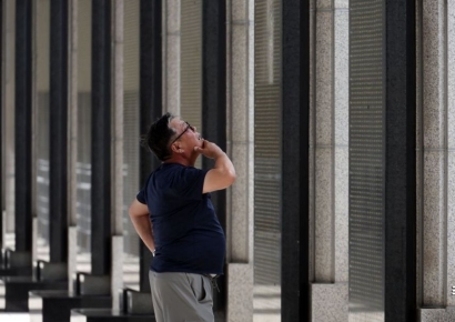 [포토] 6.25전쟁, 전사자명비 보는 시민