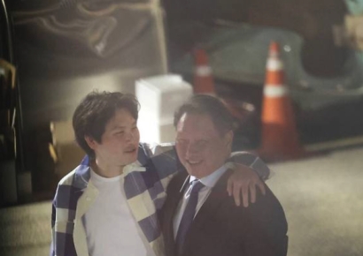 "아빠와 붕어빵이네"…최태원 회장, 아들과 다정한 어깨동무 포착