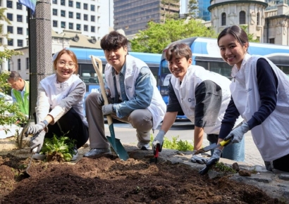 "꽁초 무단투기 막는다"…담배회사가 골목에 꽃밭을 만드는 이유 