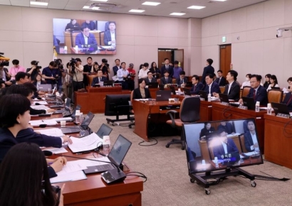 [포토] 법사위 전체회의 자리한 여당 의원들