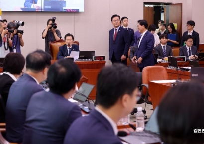 [포토] 정청래 위원장에게 항의하는 여당 의원들