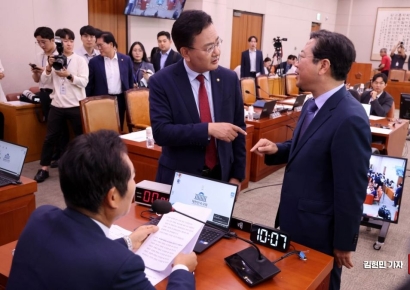 여당 복귀 첫 법사위 "예의 없다" "인사도 안 했다" 고성