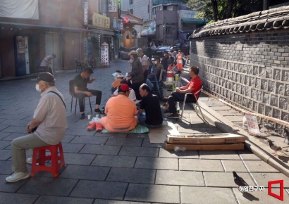 월급에서 그렇게 빼가더니 연금 고작 66만원…한국인들, 은퇴해도 못 쉰다