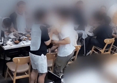 식당서 아이 잠들자 어른 10명이 돌아가며 '자장 자장'