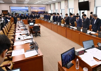 [포토] 화성 화재사건 희생자 추모하는 야당 의원들