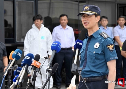 [포토] 화성 일차전기 공장 화재 브리핑 나선 김봉식 경기남부경찰청장