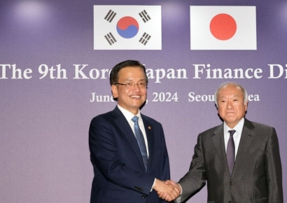 [포토] 악수하는 한일 재무장관