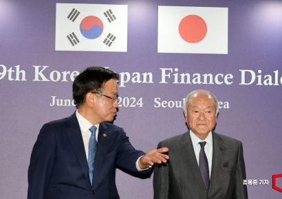 [포토] 자리로 향하는 한일 재무장관