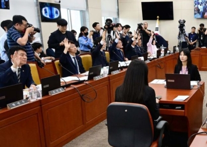 [포토] 거수 표결하는 과방위원들