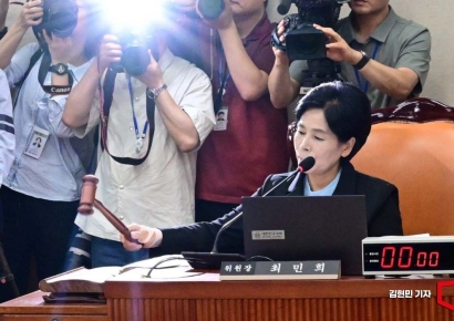 "김장겸 나가달라" 발언에 '최민희 어머니설'까지…과방위 난항 