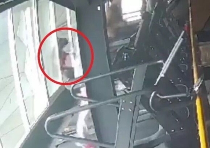 러닝머신 속도낮추다 '휘청'…등 뒤 창문으로 떨어져 추락사