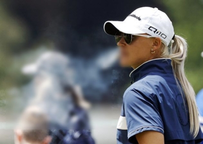 팬이 담배개비 내밀자 '방긋'…'애연가' 여성골퍼 사인영상 화제