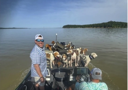 사냥갔다 호수에 빠진 38마리 개…강태공이 낚았다