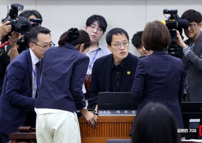 [포토] 여야 간사와 대화하는 박주민 위원장