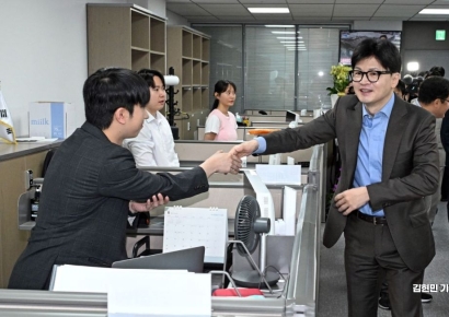 [포토] 국민의힘 당직자들과 인사하는 한동훈