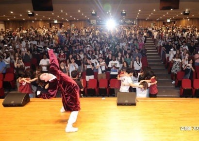 [포토] 고려대 응원 배우는 외국인 학생들