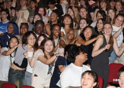 [포토] 신나는 응원, 외국인 학생들도 '덩실덩실'