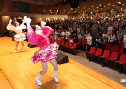 [포토] 한국의 응원 문화에 푹 빠진 외국인 학생들