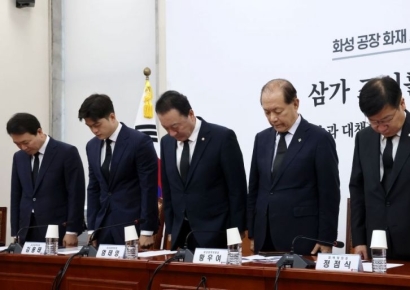 [포토] 화성 공장 화재사고 희생자 애도하는 국민의힘