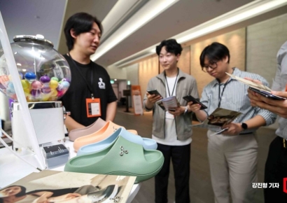 [포토] 부스 찾아 제품 문의하는 참가자들