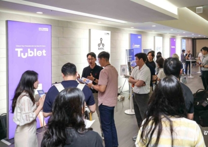 [포토] 스타트업 부스 찾은 넥스트엘레베이션 2기 데모데이 참가자들