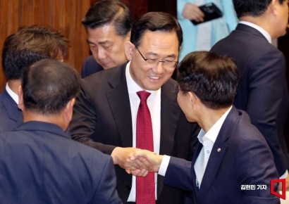 [포토] 민주당 의원들과 인사하는 주호영 