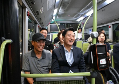 러닝셔츠 입고 활짝…'매일 1300억씩 쓰는 남자' 오세훈의 일상