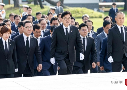 [포토] 충혼탑으로 이동하는 우원식 국회의장