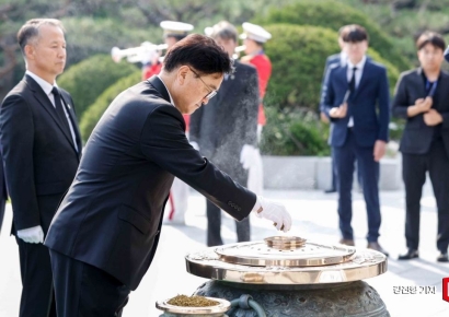 [포토] 분향하는 우원식 국회의장