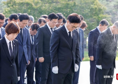 [포토] 22대 국회 전반기 의장단 및 상임위원장 현충원 참배