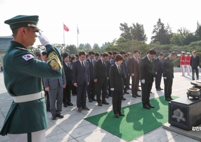 [포토] 22대 국회 전반기 의장단 및 상임위원장 현충원 참배
