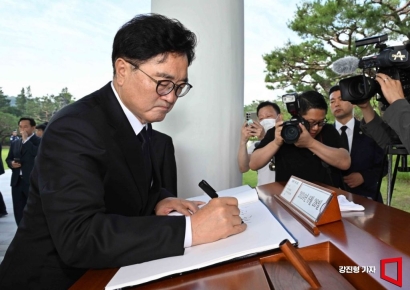 [포토] 현충원 방명록 작성하는 우원식 국회의장