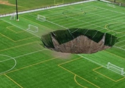"폭탄 터진 줄"…축구장에 생긴 30m 싱크홀[영상]