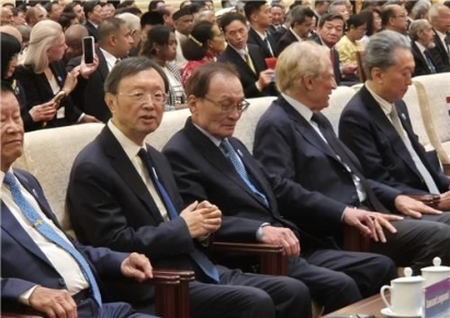 中왕이, 베이징서 이해잔 만나 "韓中, 타고난 파트너"