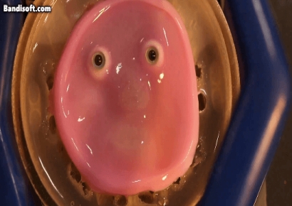 찡그리는 듯 웃는…"공포영화 같다"는 물건의 정체는