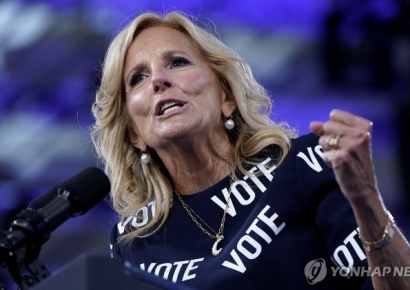 '후보 교체론 일축'…질 바이든, 'VOTE' 적힌 옷 입고 유세장 등장