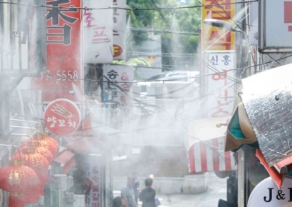 [포토] 무더위에 쿨링 포그 설치된 쪽방촌