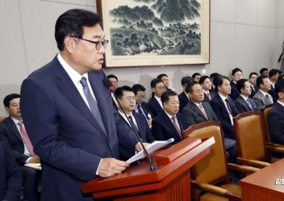 [포토] 국회 운영위서 발언하는 정진석 비서실장