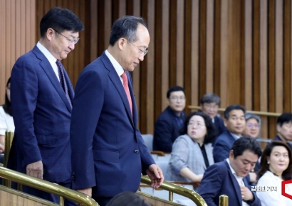 [포토] 회의장 들어서는 추경호