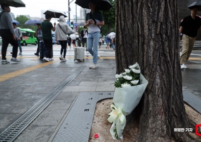 [포토] 사고 현장에 놓인 꽃다발