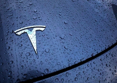 "테슬라 신차, 하루 1만6천원에 타세요"…점유율 추락에 '고객 모시기' 나선 中