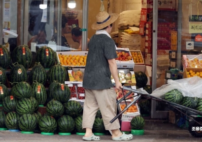 [포토] 과일 진열 하는 상인
