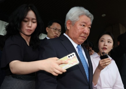 김홍일 위원장 사퇴에…野 "런홍일" "용산 꼭두각시" 맹비난