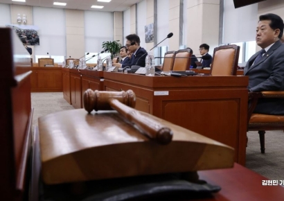 [포토] 국방위 개의 기다리는 김병주 의원