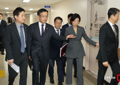 [포토] 브리핑 참석하는 관계부처 장차관들