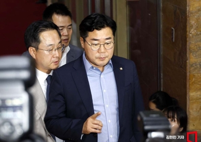 [포토] 여야 원내대표 회동 마치고 나서는 박찬대