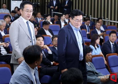 [포토] 의원총회 참석하는 박찬대